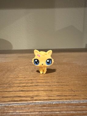 Yellow Kitty LPS Figurine with Blue Eyes